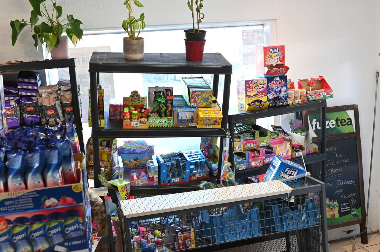 De rekken in de supermarkt stonden scheef (foto: Perry Roovers / Persbureau Heitink).