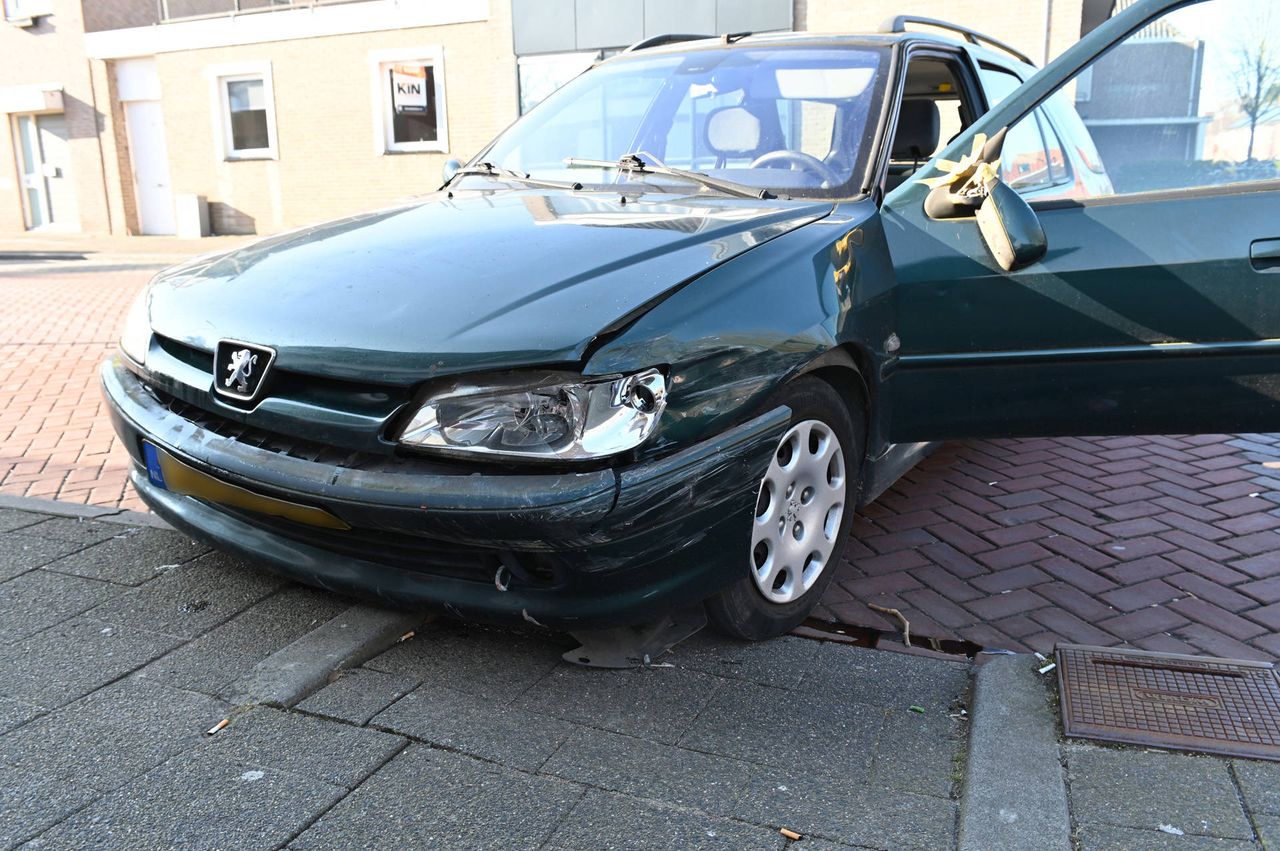 De auto van de man raakte ook beschadigd (foto: Perry Roovers / Persbureau Heitink).