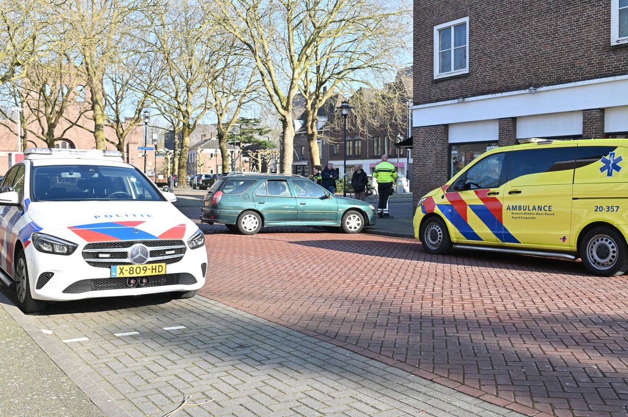 De man is met de ambulance meegenomen naar het ziekenhuis (foto: Perry Roovers / Persbureau Heitink).
