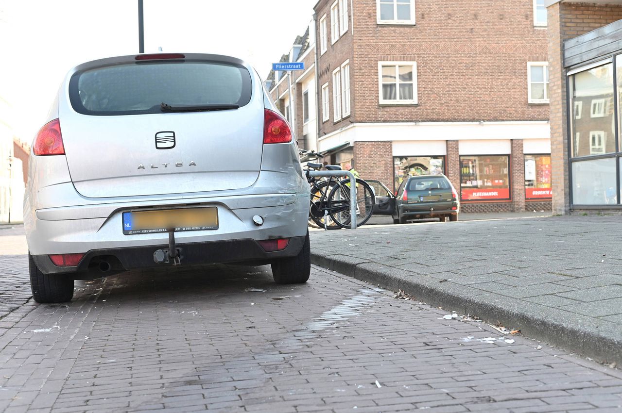 Een auto die geparkeerd stond, liep ook schade op (foto: Perry Roovers / Persbureau Heitink).