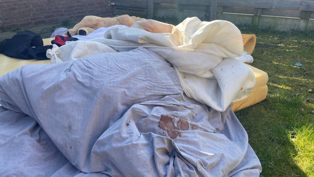 De spullen waar bloed en kots op zit (foto: Imke van de Laar). 