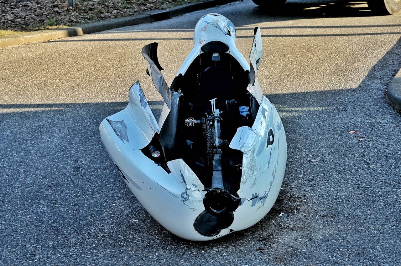 De velomobiel moest worden opengeknipt om de fietser te bevrijden (foto: Toby de Kort / Persbureau Heitink).