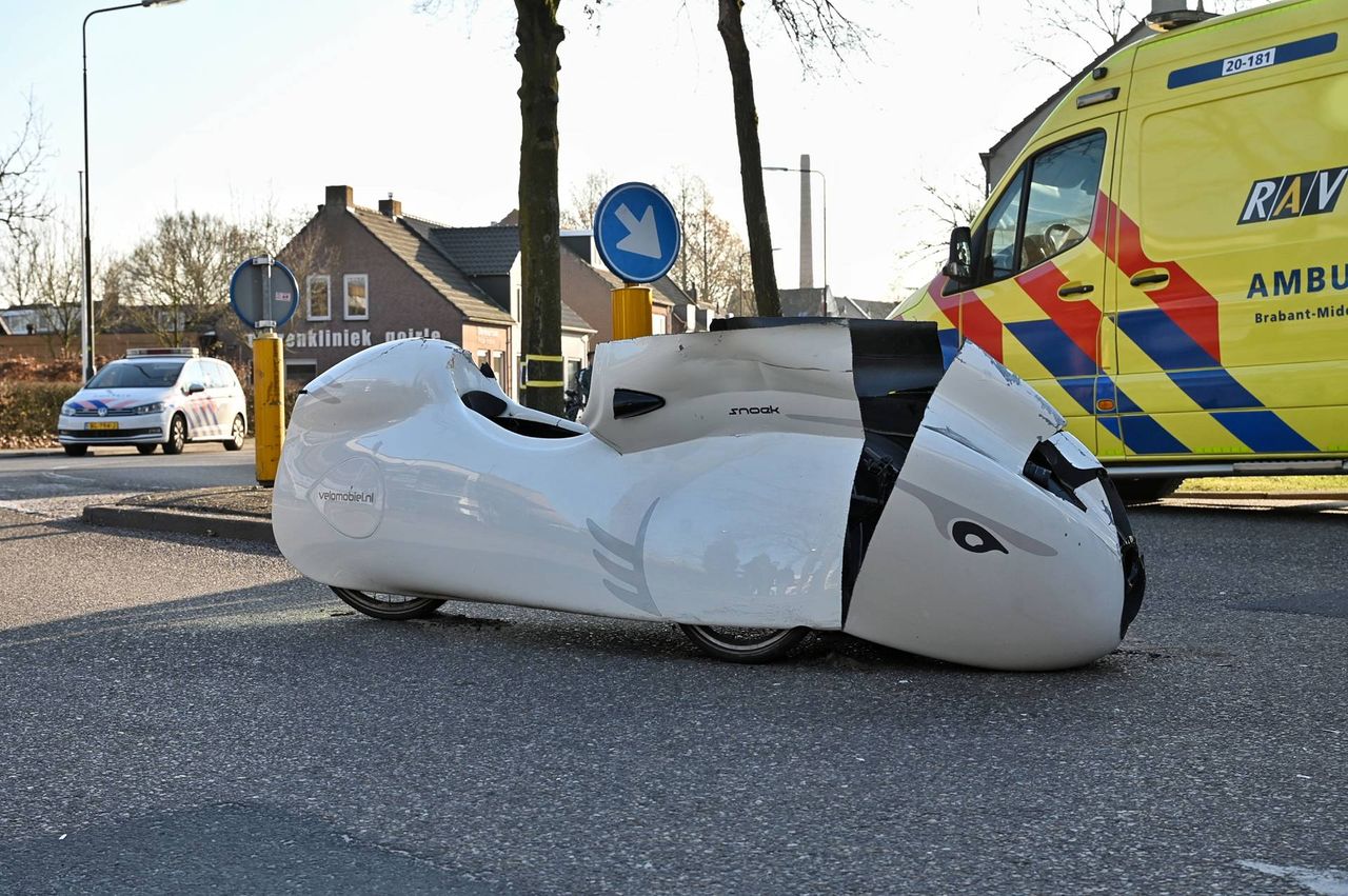De fietser is met de ambulance naar het ziekenhuis gebracht (foto: Toby de Kort / Persbureau Heitink).