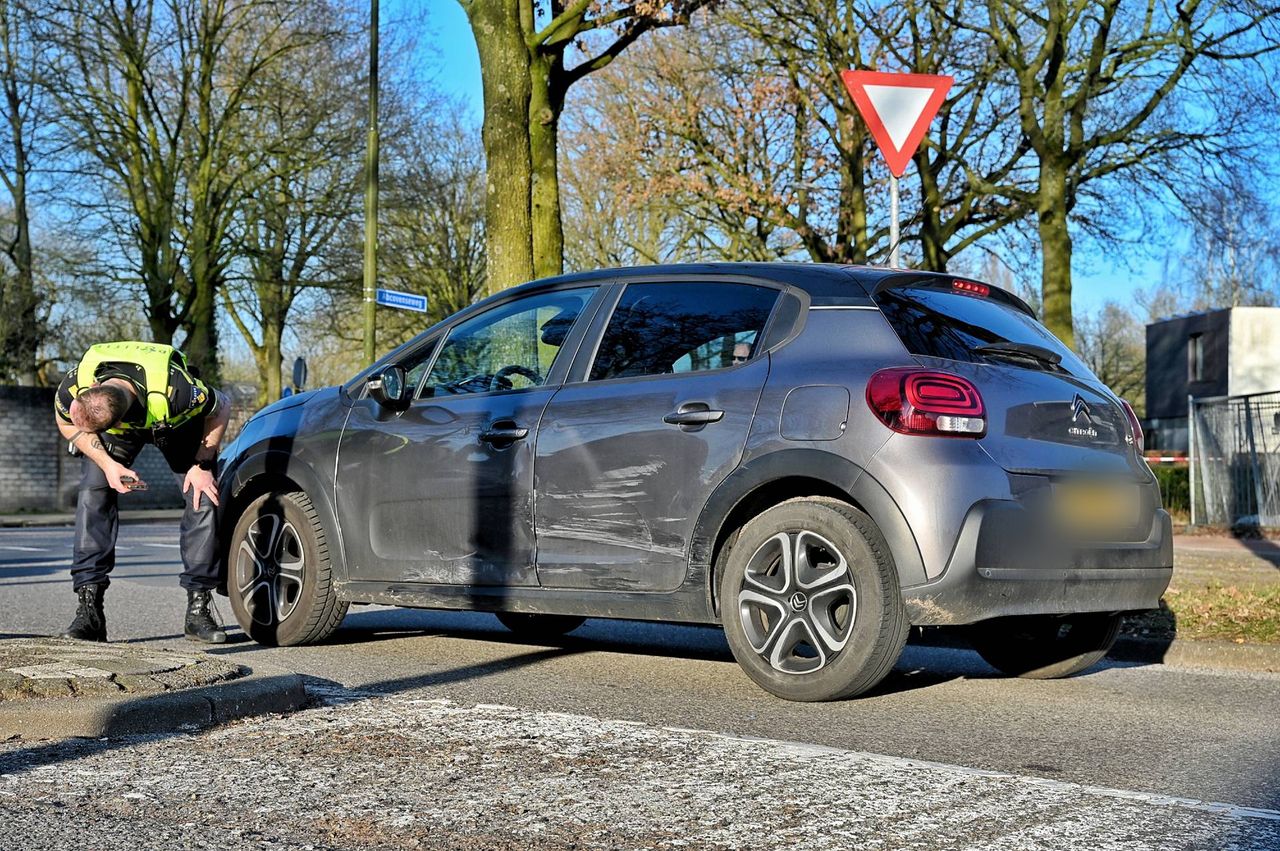De auto heeft krassen aan de zijkant (foto: Toby de Kort / Persbureau Heitink).