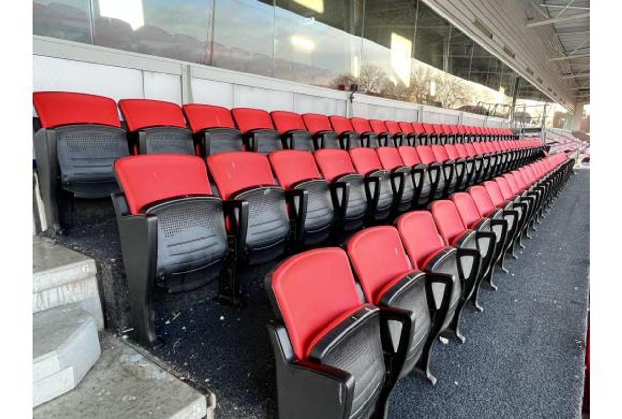 Een rij stoelen van De Braak te koop (foto: VNM Auctions).