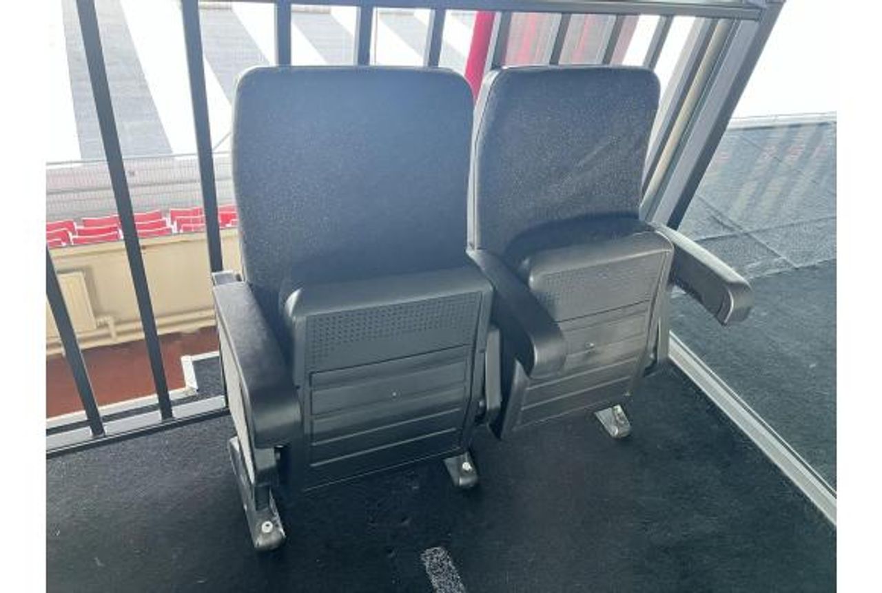 Zwarte business clubstoelen (foto: VNM Auctions).