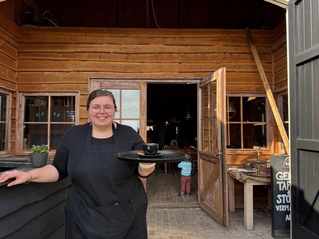 Manager Vivian Bakkers werkt met dit lekkere weer gewoon door (foto Lav Lukac).