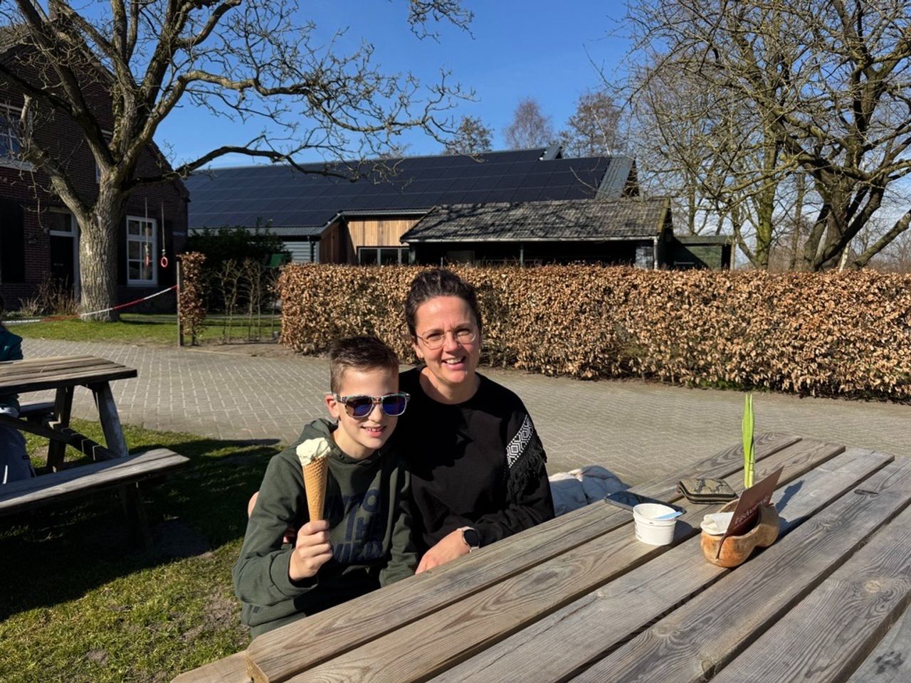 Sjoerd geniet met zijn moeder van een ijsje in zijn vakantie (foto Lav Lukac).