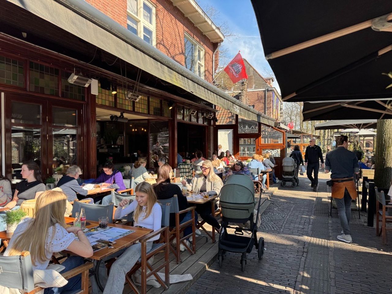 Terrassen zaten donderdag al goed vol in Oisterwijk (foto Lav Lukac).