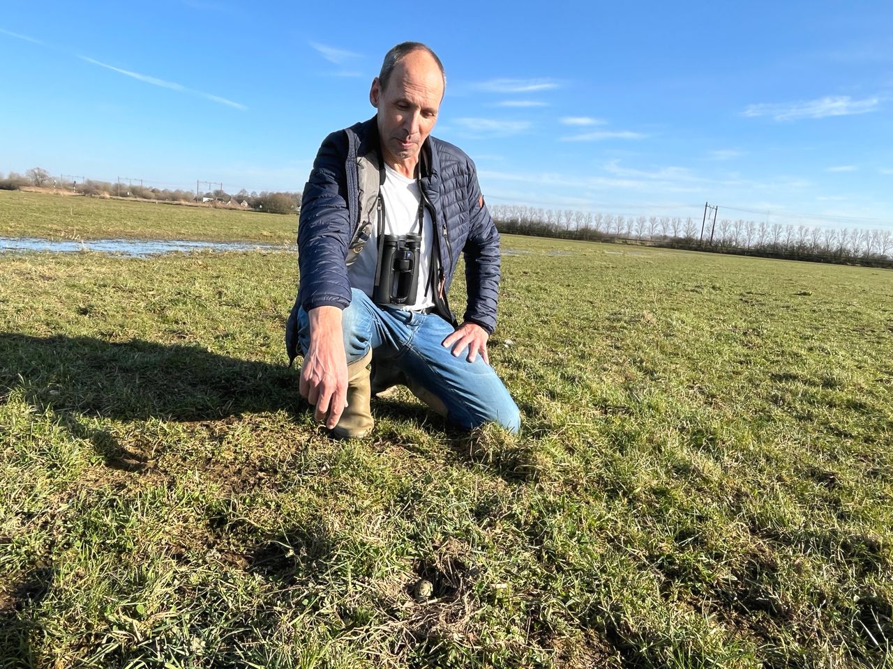 Geurt Elemans bij het eerste kievitsei (foto: Jan Waalen).