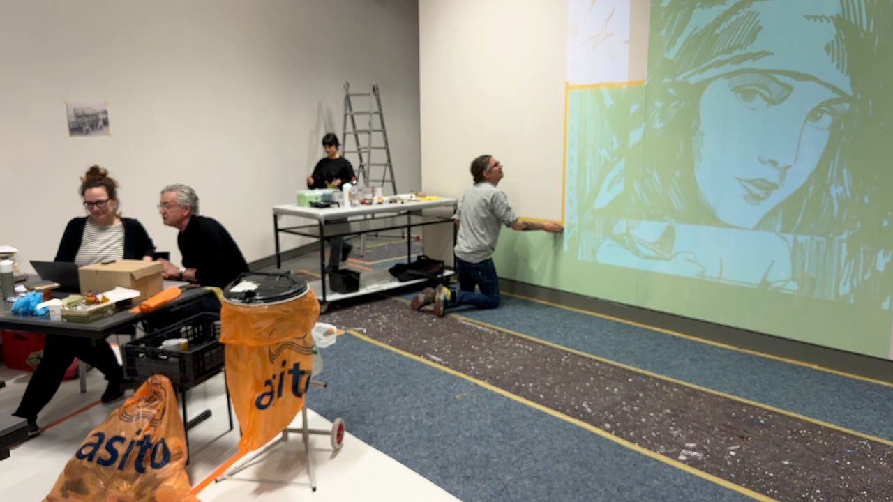 Er wordt hard gewerkt aan de muurschildering van de eerste vrouwelijke piraat: Bloody Mary Read.