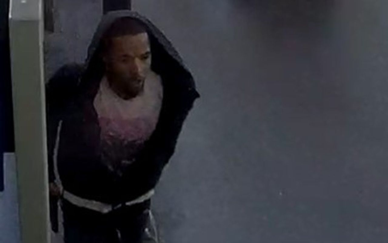 De politie is op zoek naar deze man (foto: politie).