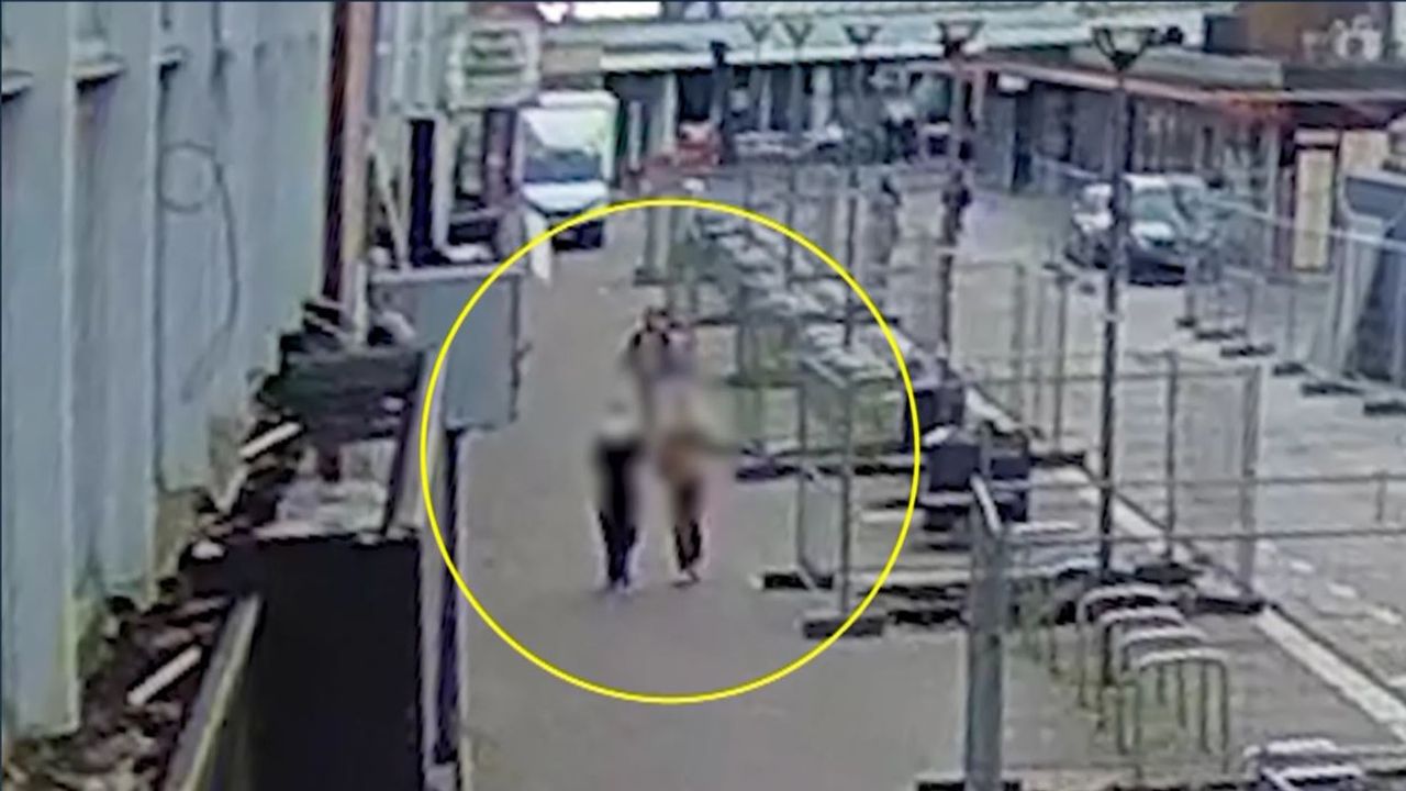 Hier spreekt de man twee vrouwen aan. De politie wil graag in contact komen met deze vrouwen (foto: politie/Opsporing Verzocht).