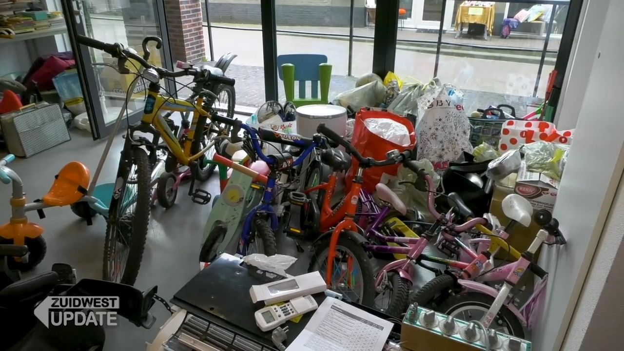 Op een oude fiets moet je het leren (foto: ZuidWest TV).