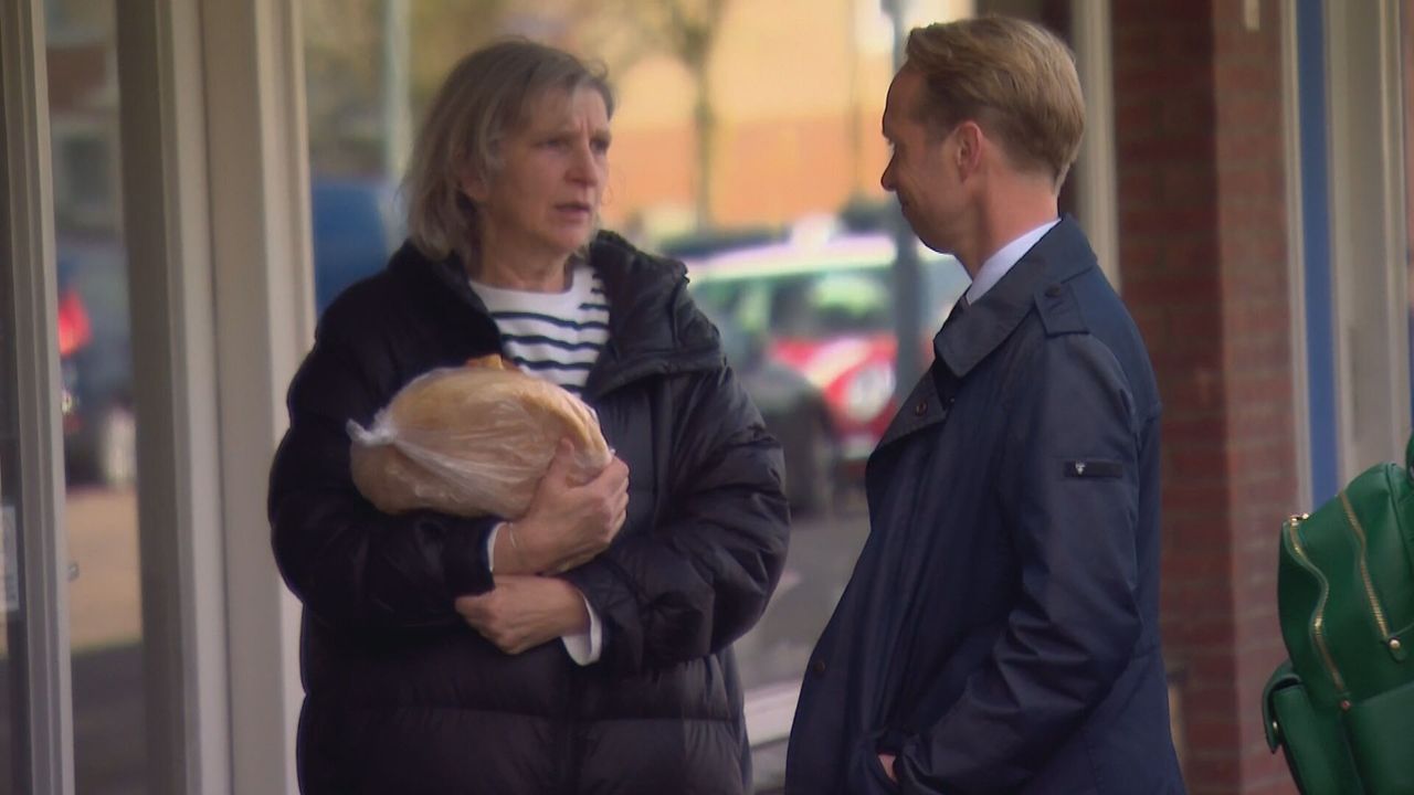 Burgemeester in gesprek met buurtbewoners. 