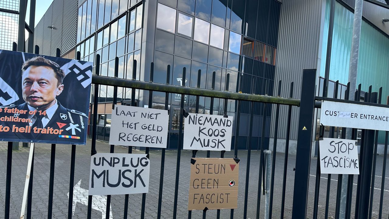 De  protestborden werden na afloop achtergelaten aan het hek van de Tesla-vestiging. (foto: Floortje Steigenga)