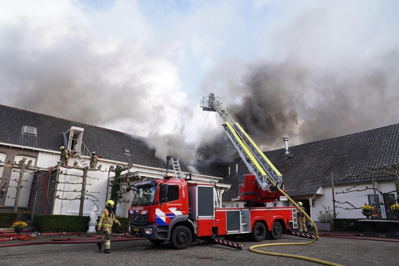 De brandweer probeert de vlammen via het dak te blussen (foto: Bart Meesters/Persbureau Heitink).