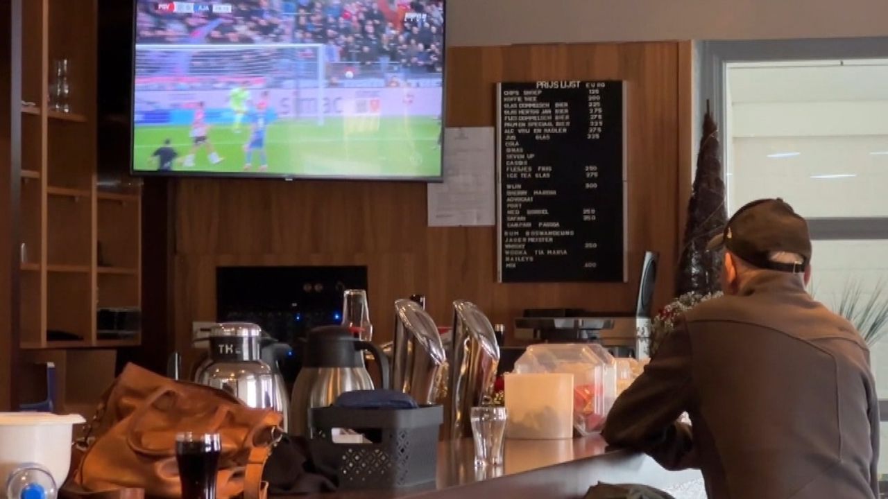 De bewoners kunnen zelfs aan de bar hangen tijdens het kijken (Foto: Floortje Steigenga.)