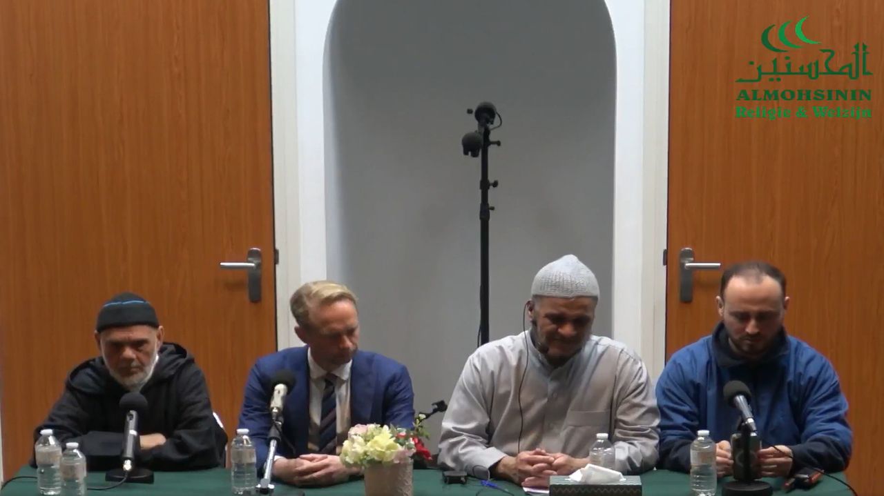 Het gebed vrijdagavond in de Marrokaanse moskee Almohsinin.