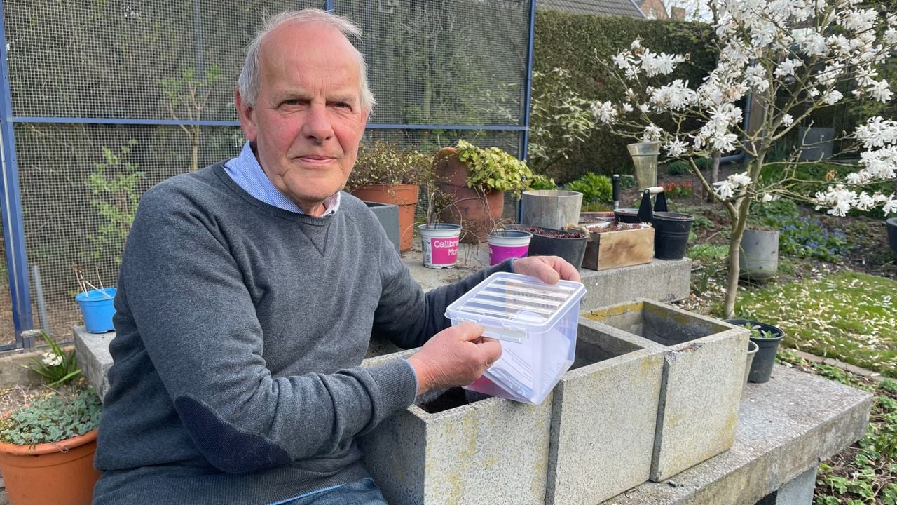 Wim Walen met de val in zijn achtertuin.