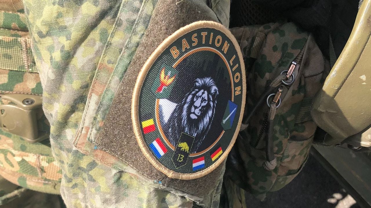 Logo van de oefening op uniform van een van de militairen (foto: Willem-Jan Joachems)