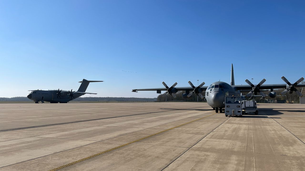 Transportvliegtuigen op Vliegbasis Eindhoven (foto: René van Hoof)