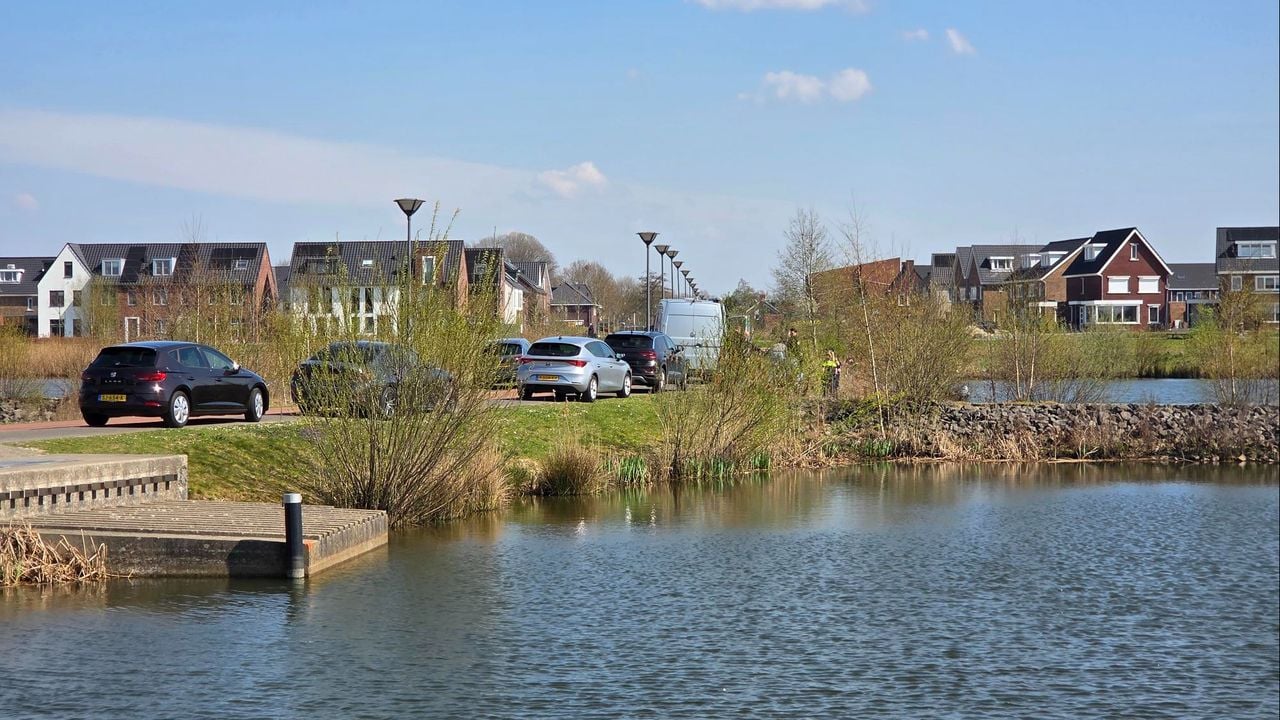 De politie zoekt in het water (foto: Noël van Hooft).