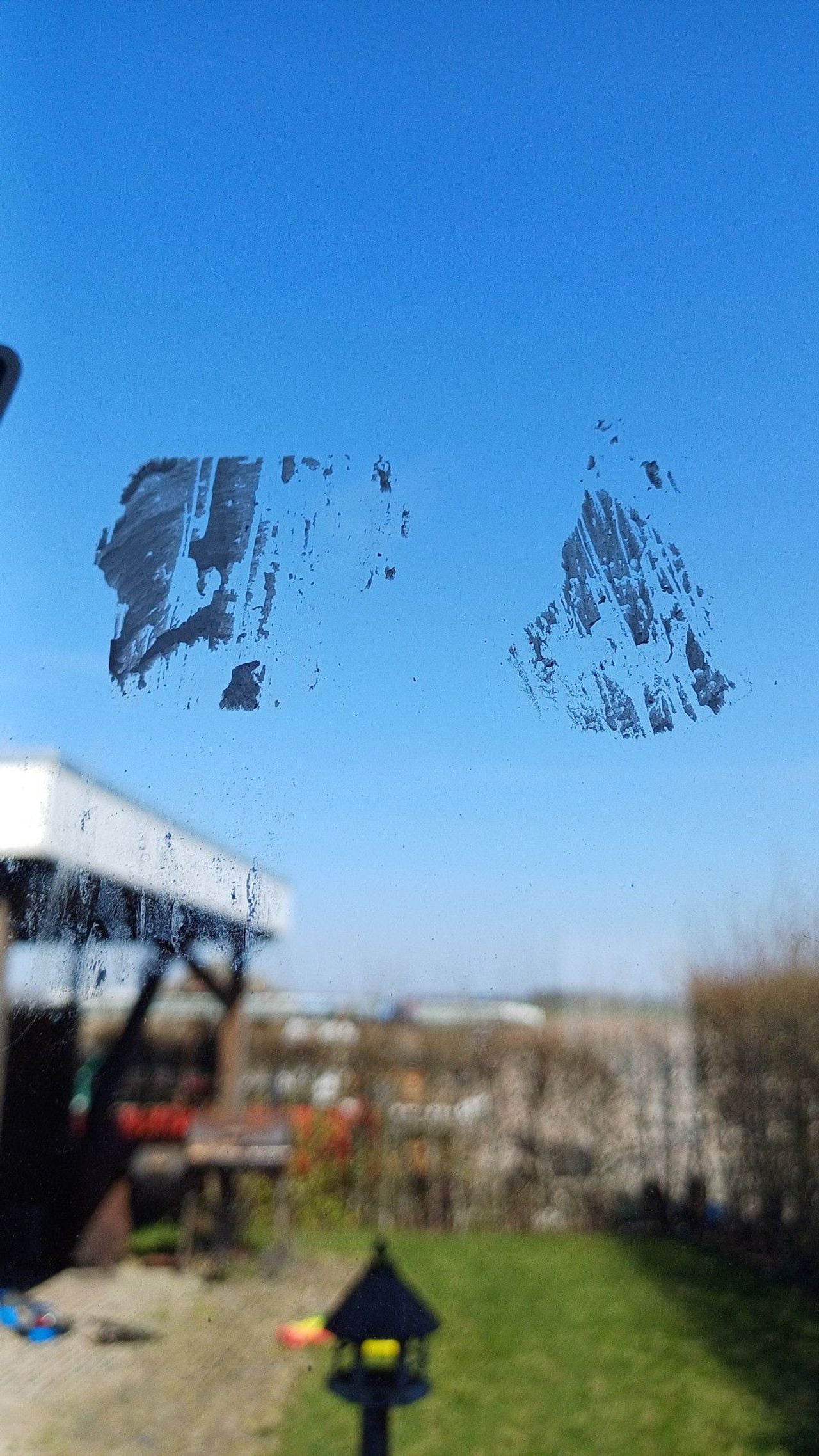 Jolanda heeft vlekken op het raam door de stickers (foto: Facebook/Jolanda van Beers Baert).