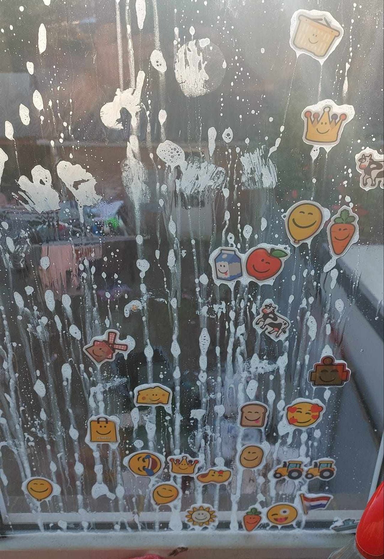 Het raam van Yvonne tijdens haar poging om de stickers te verwijderen (foto: Yvonne Ubels).