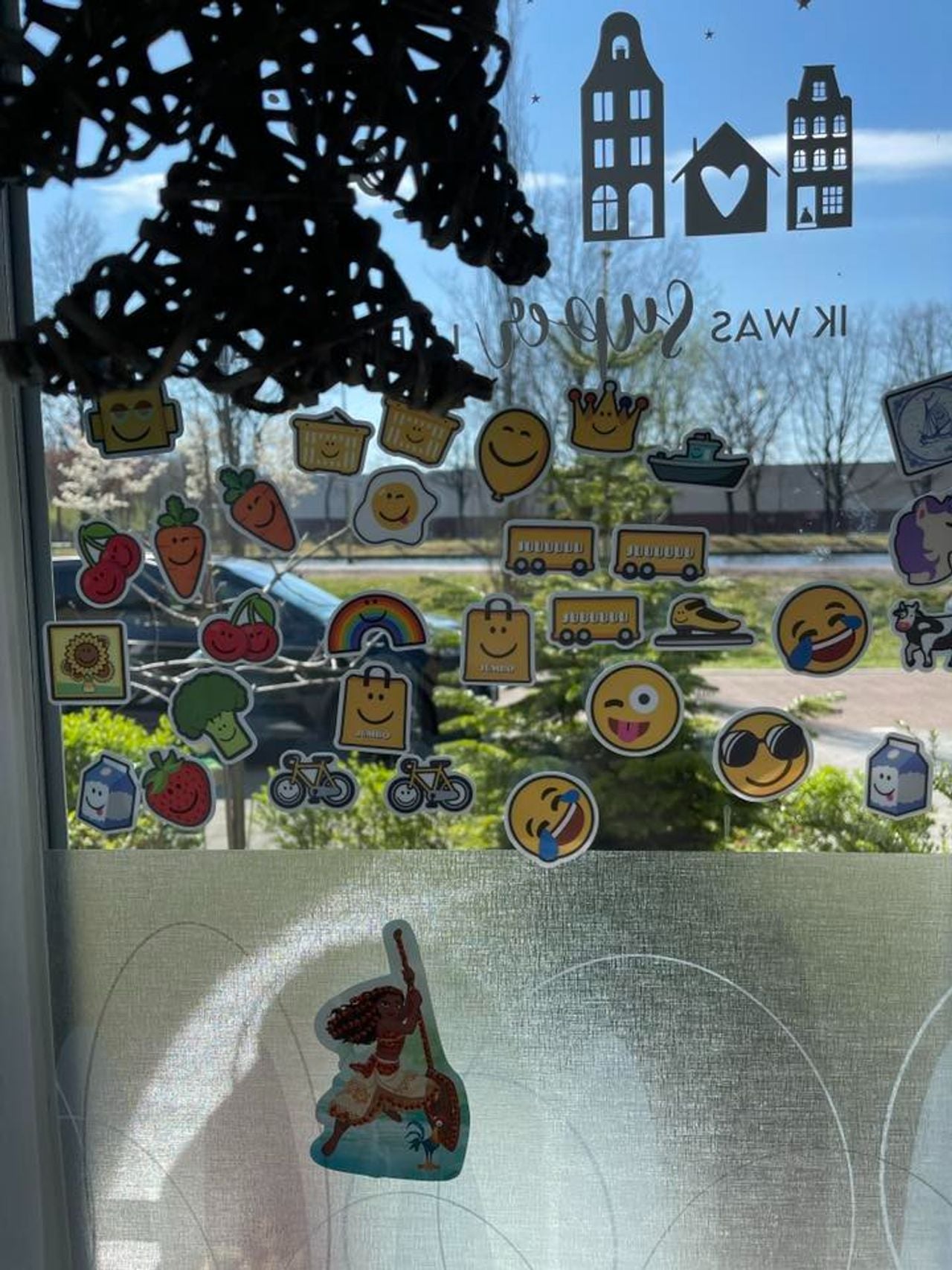 Ook bij Paulina zitten de stickers muurvast (foto: Facebook/Paulina Zoë).