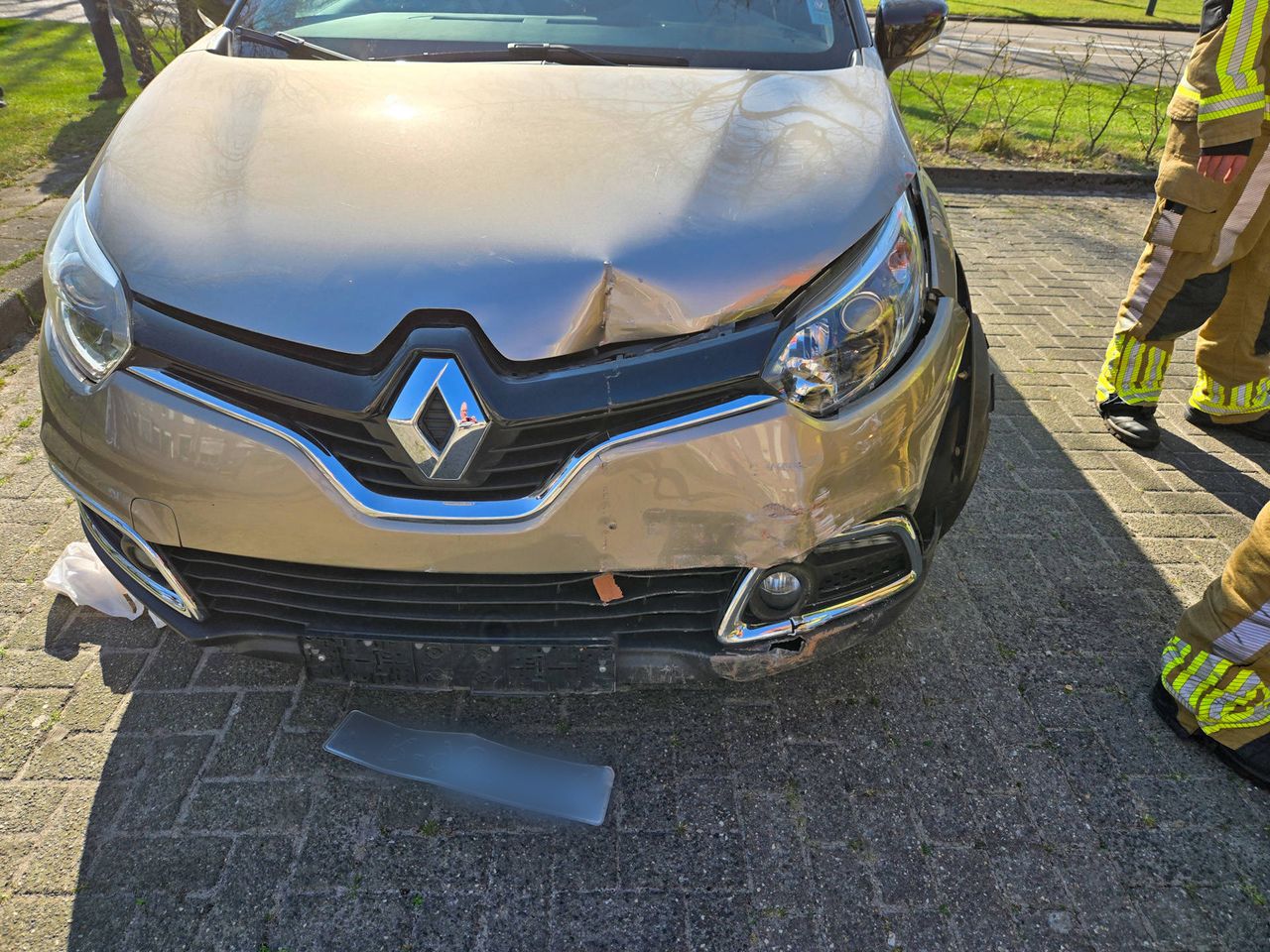 De auto is ook beschadigd (foto: Erik Haverhals/Persbureau Heitink).