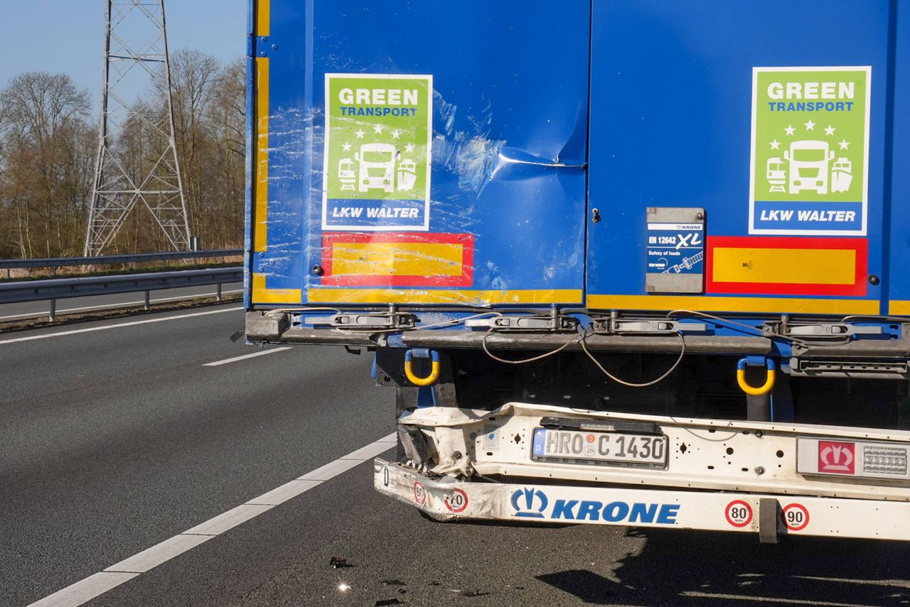 De vrachtwagen liep ook schade op door de botsing (foto: Harrie Grijseels / Persbureau Heitink).