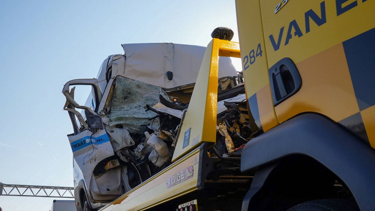 Het bergen van de bestelbus op de A67 duurt tot half elf (foto: Harrie Grijseels / Persbureau Heitink).