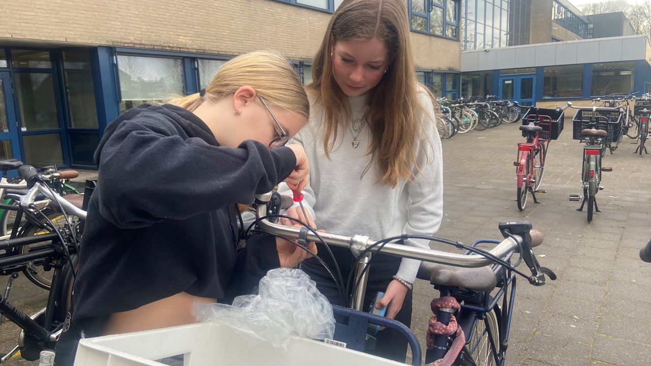 Pien en Milou bouwen Milou’s fiets om tot ‘snuffelfiets’ (foto: Marleen Kuijsters)