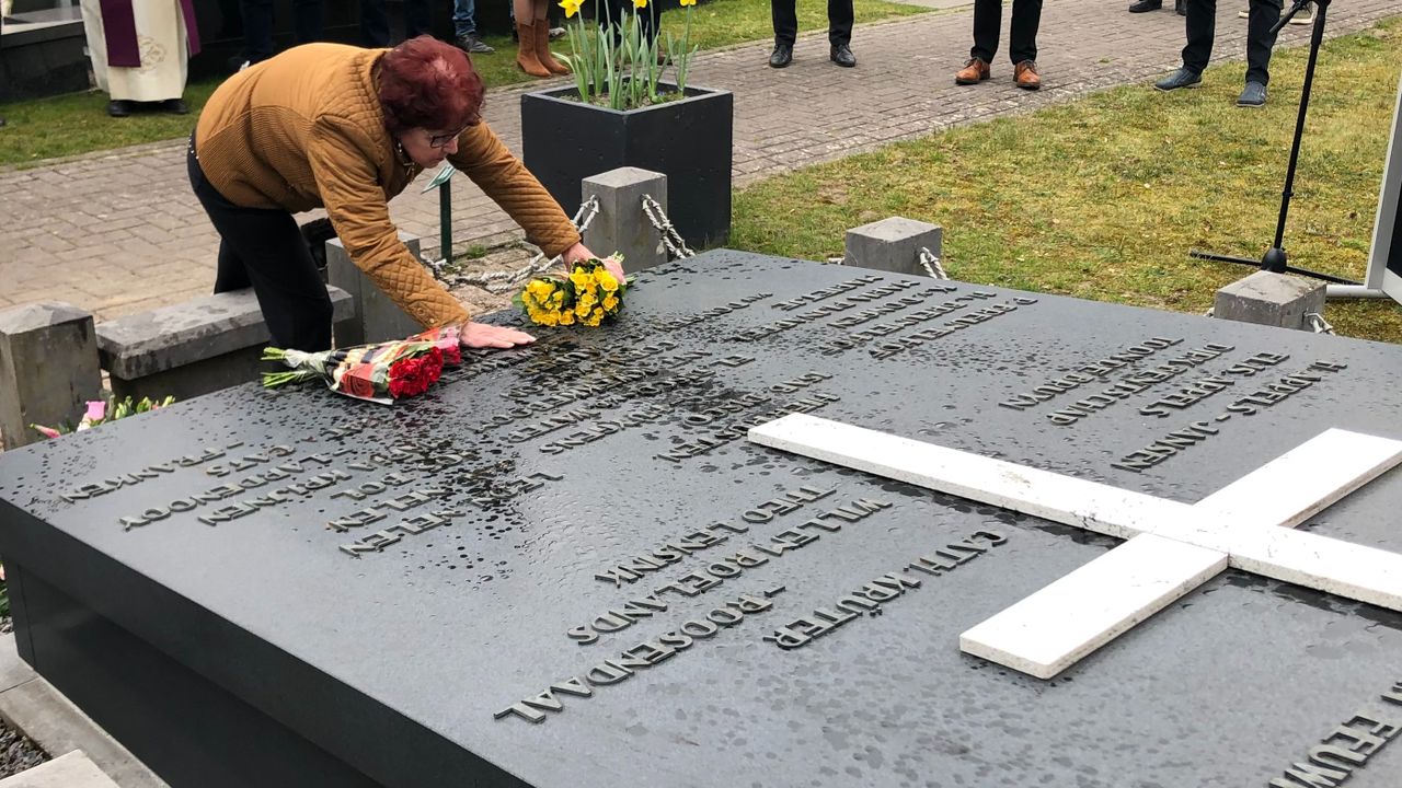 Jaantje Maurer legt bloemen op het graf van haar halfzusje (foto: Willem-Jan Joachems).