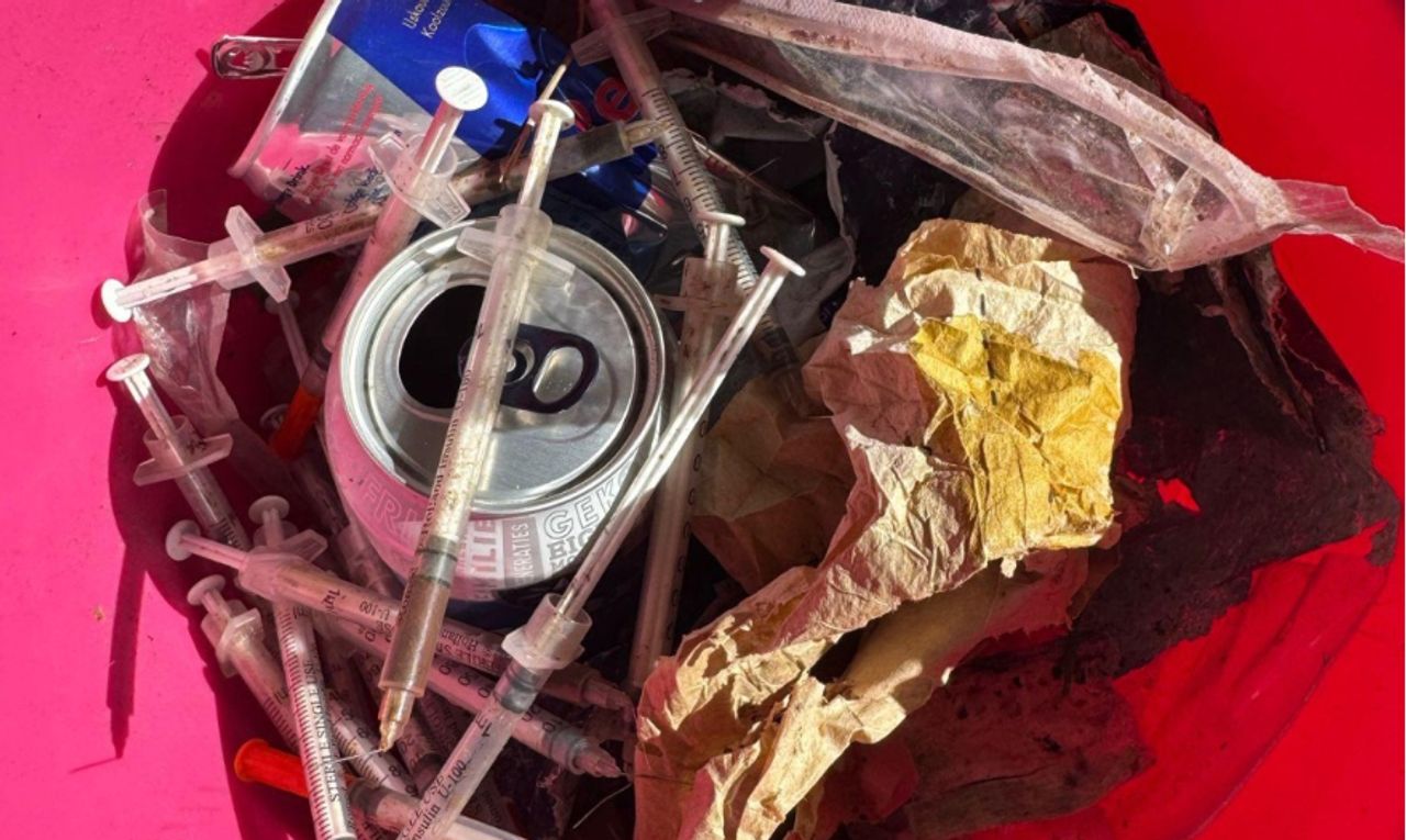 De spuiten tussen het afval (foto: HeezeLeende24).