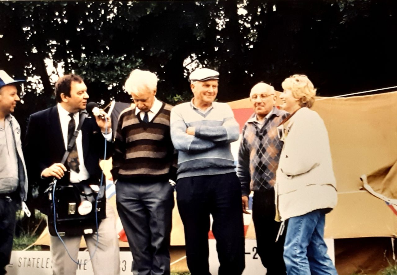 Zendamateurs maken een internationale radio-uitzending in Niemandsland. Tweede van links de legendarische Omroep Brabant-verslaggever Wies Jansen (foto: Heemkundekring Amalia van Solms).
