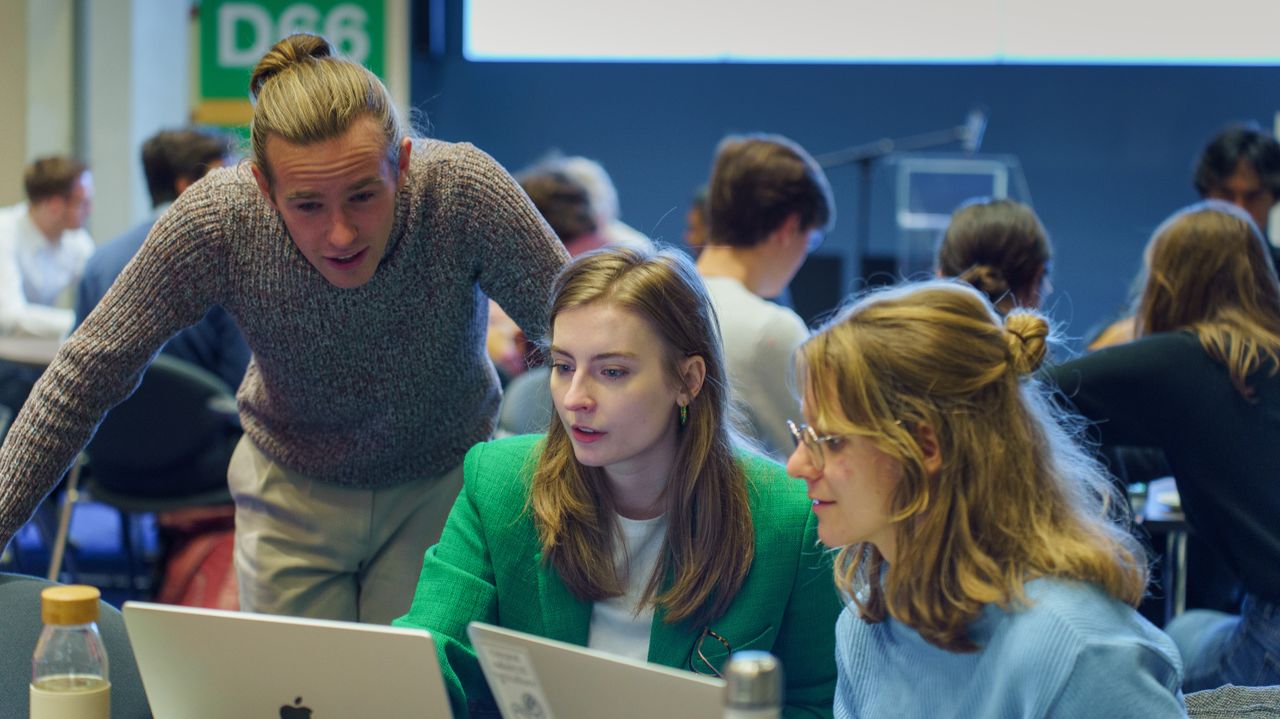 Rens Holtkamp uit Oss met twee collega's van de Jonge Klimaatbeweging aan het werk tijdens de JongerenTop in de Tweede Kamer (foto: Vicky Teeuwisse).