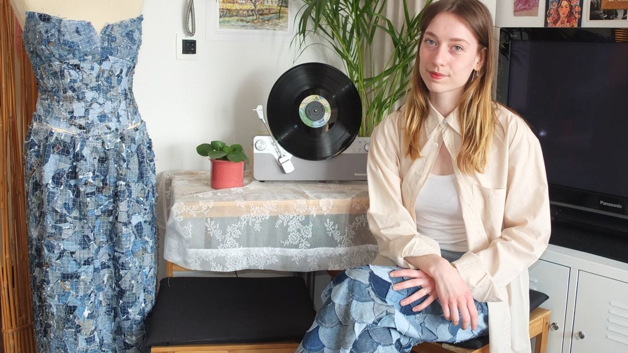 Ira Ouwerkerk uit Breda met haar eigen creaties van gerecycled denim (foto: eigen collectie).