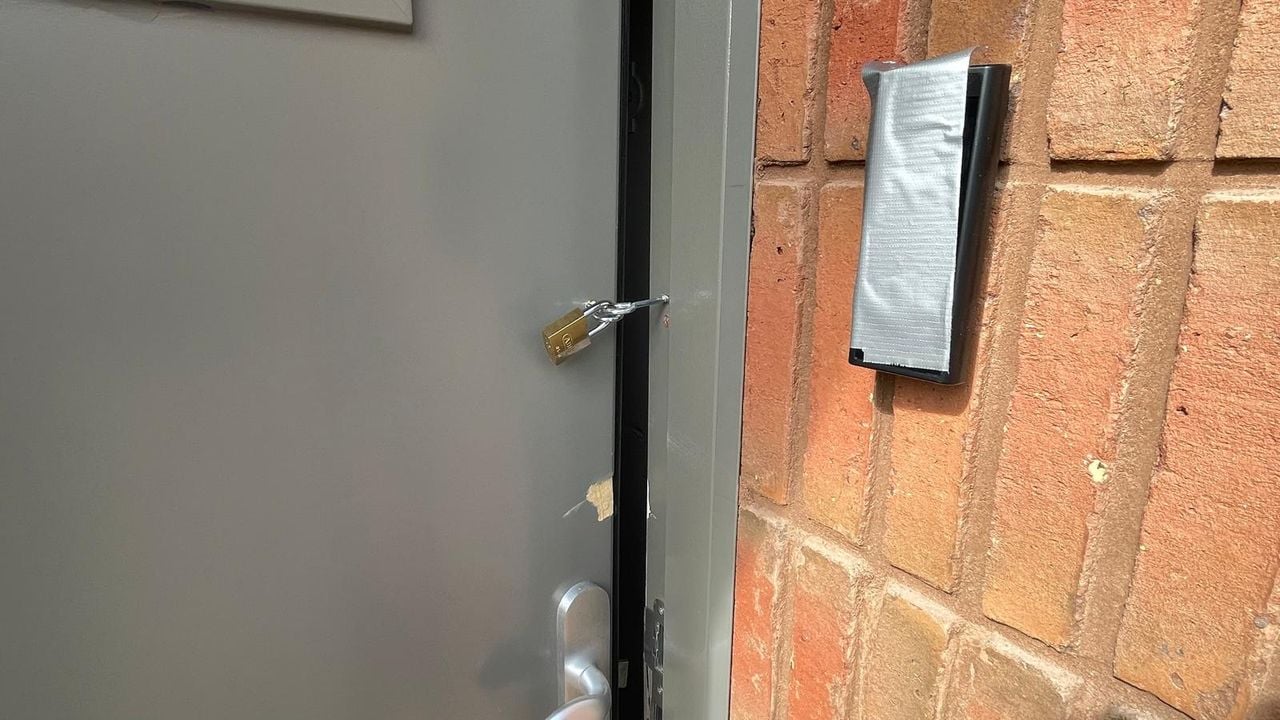 De schade aan de deur.