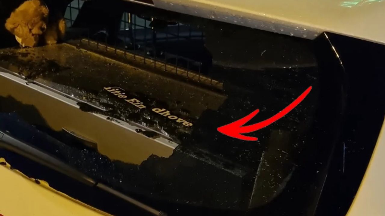 De achterruit van de auto is kapotgeslagen (foto: Politie/Instagram).