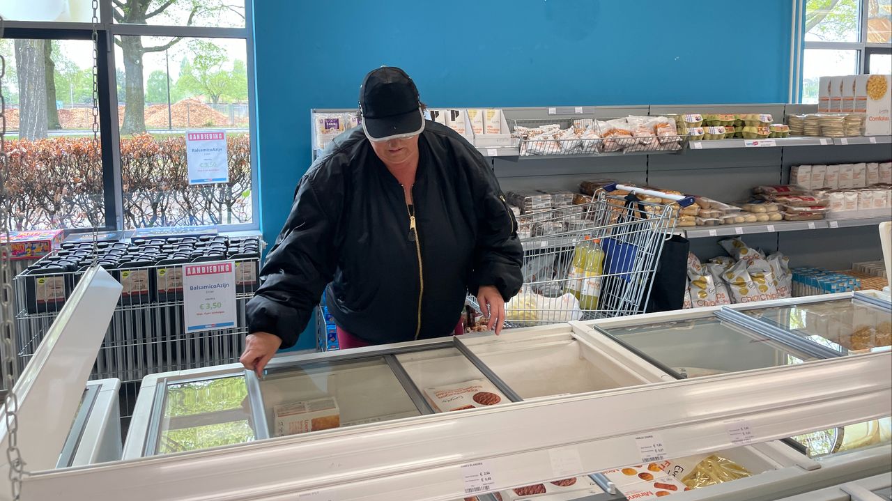 Nicole doet boodschappen bij de SuperSociaal (foto: Rene van Hoof).