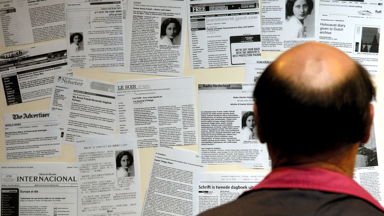 Een wand met krantenknipsels met artikelen over het dagboek van Helga Deen (foto: ANP).