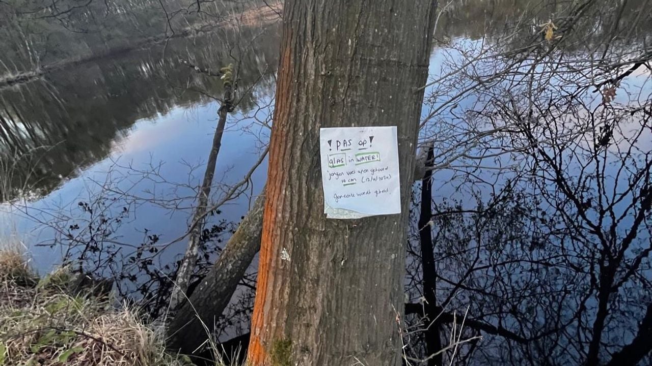 Het briefje dat de ouders hebben opgehangen. (foto: Manja Filarski).