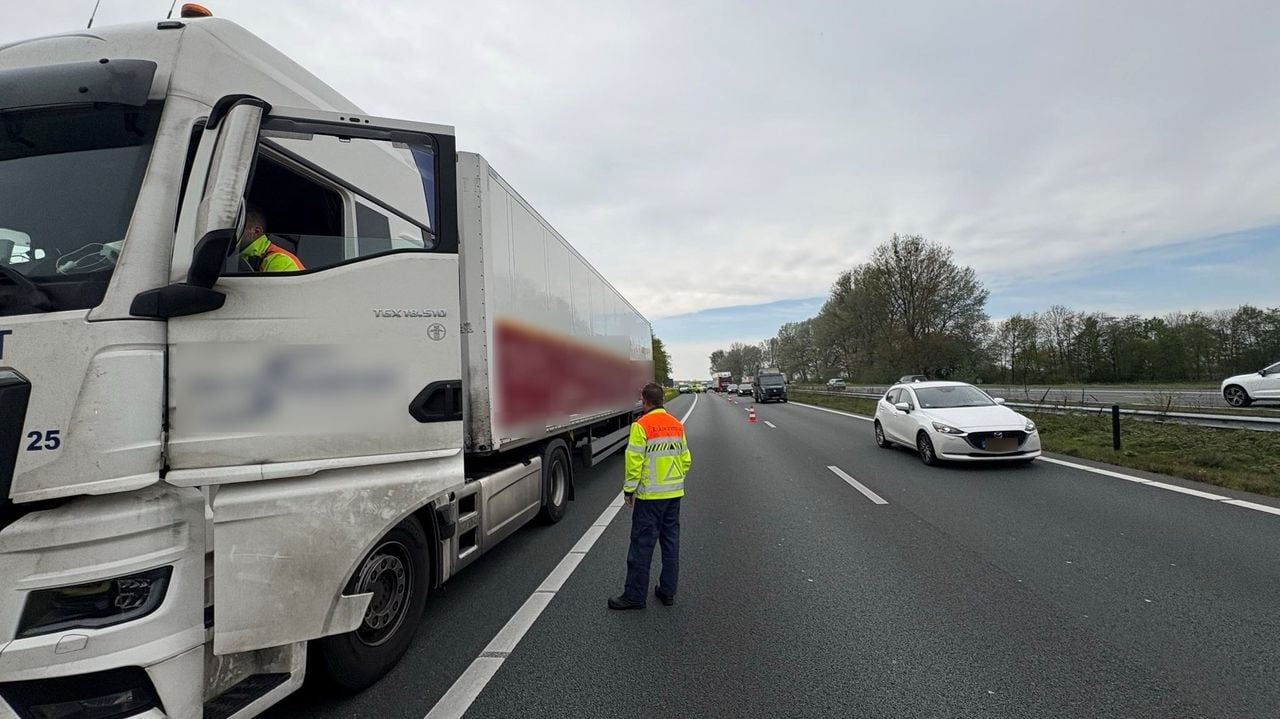 Op de A50 is een vrachtwagen gestrand (foto: Rijkswaterstaat).