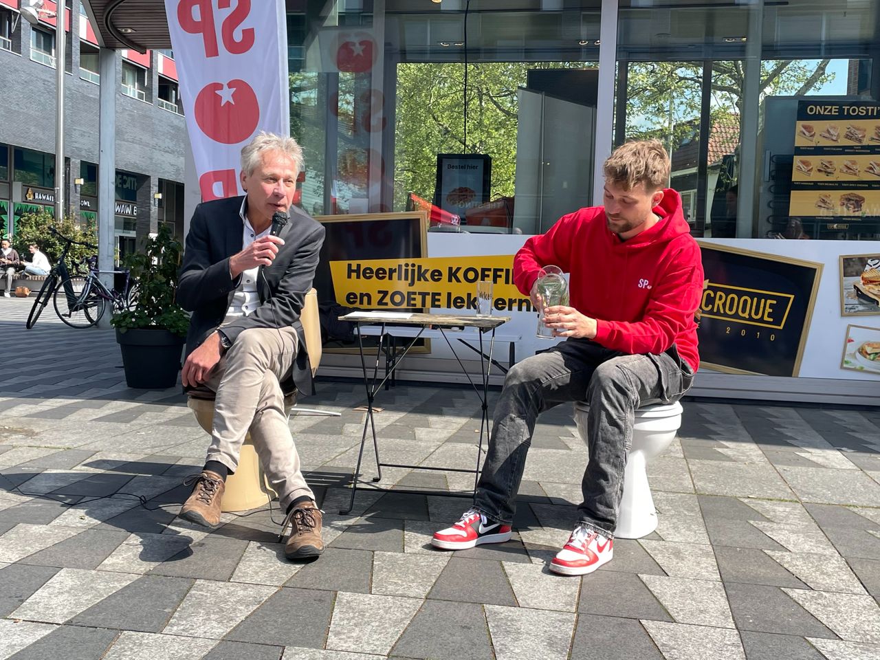 Wethouder Grashoff (links) op de gouden pot (foto: Raymond Merkx).