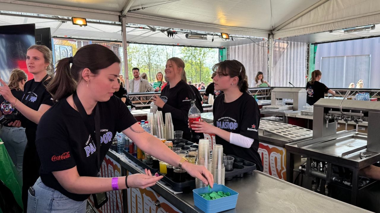 Nelle en Hannah maken tussen het harde werk door de sfeer op het festival mee (foto: Omroep Brabant).