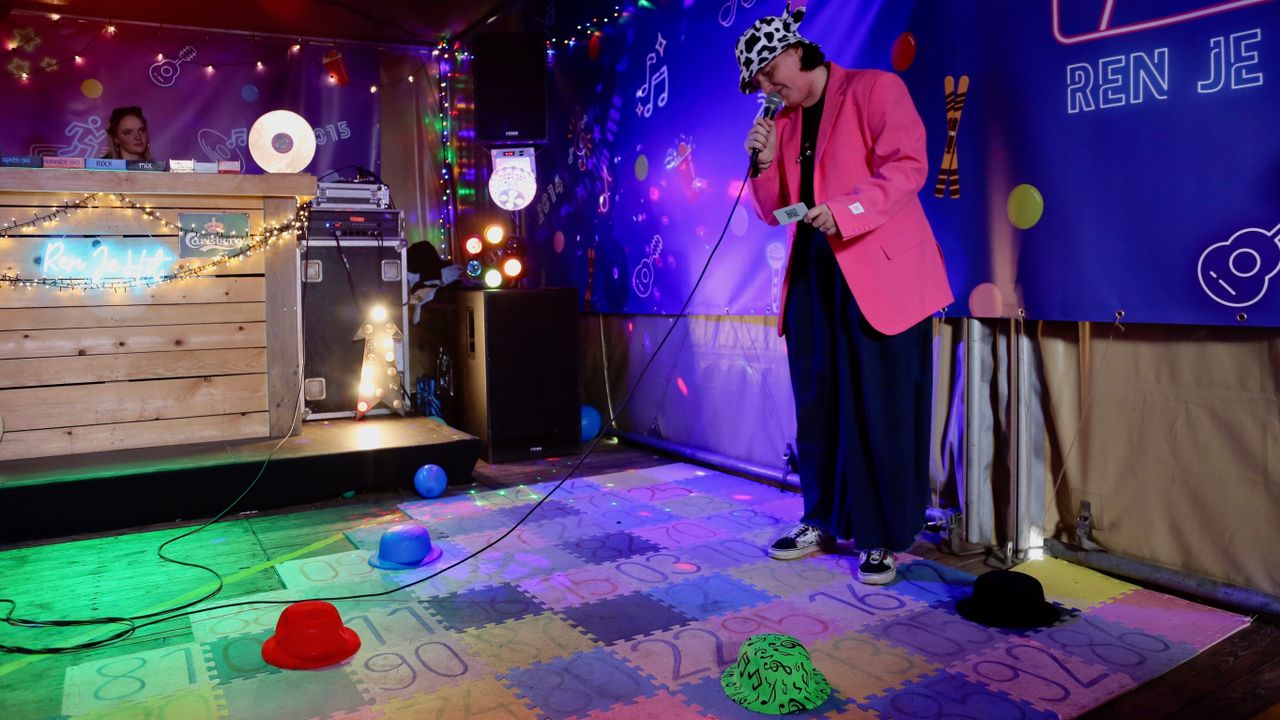 Elisa bekijkt wie er deze ronde met de winst vandoor gaat bij 'Ren je hit' (foto: Lobke Kapteijns).