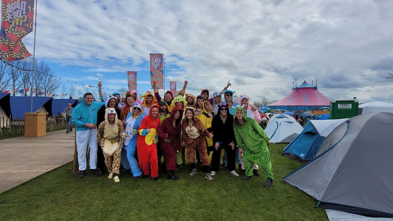 De studentenvereniging op Paaspop vorig jaar (foto: Anke aardbei).