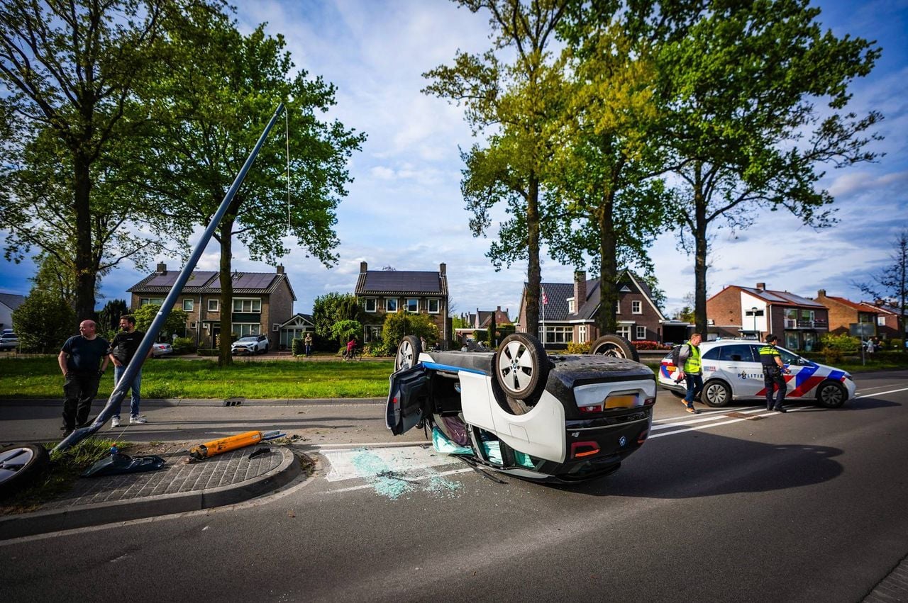 De wagen raakte na het ongeluk een wiel kwijt (foto: Persbureau Heitink).